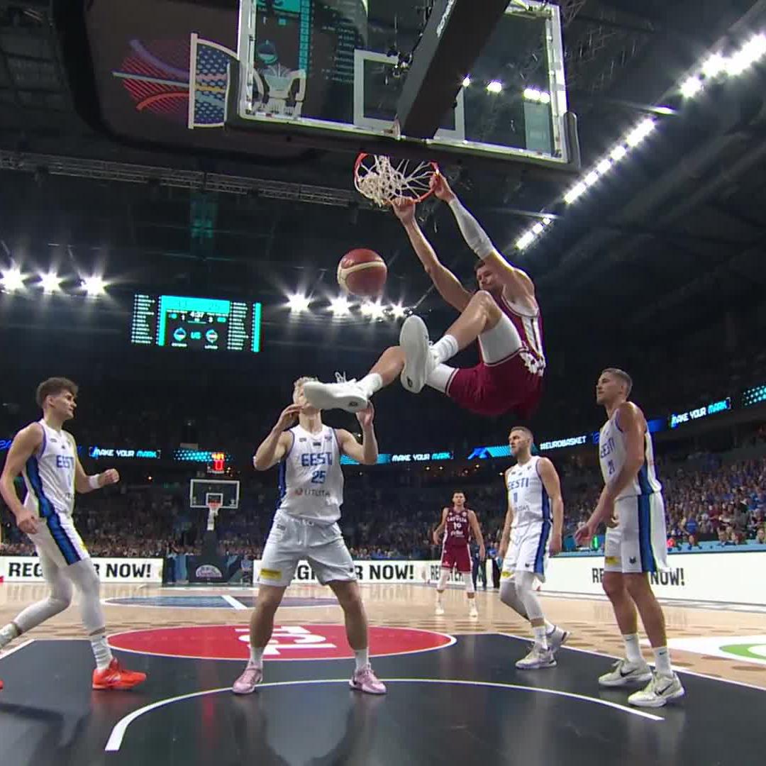 Scary sights for the Estonian fans. 😱 Kristaps Porzingis came to play today - 12 PTS in the 1st half! 🇱🇻 #EuroBasket