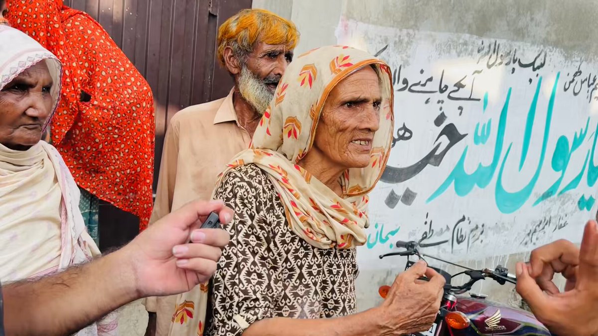 مریم جاپان سیراں کردی اے تے سانوں ماردی اے ڈوب کے یہ اسی گاؤں کی خاتون ہے جس گاؤں آج مریم نواز آئی تھی سن لو سارے