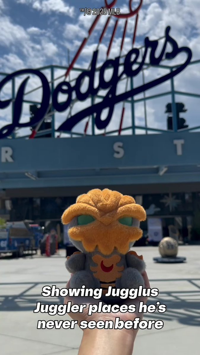 Showing this little guy places he's never seen before... like the Dodger Stadium!📍 #JugglusJuggler