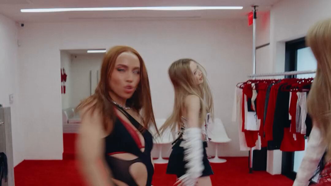 ready, GIRLSET, go! ♥️ "commas" is out now!!