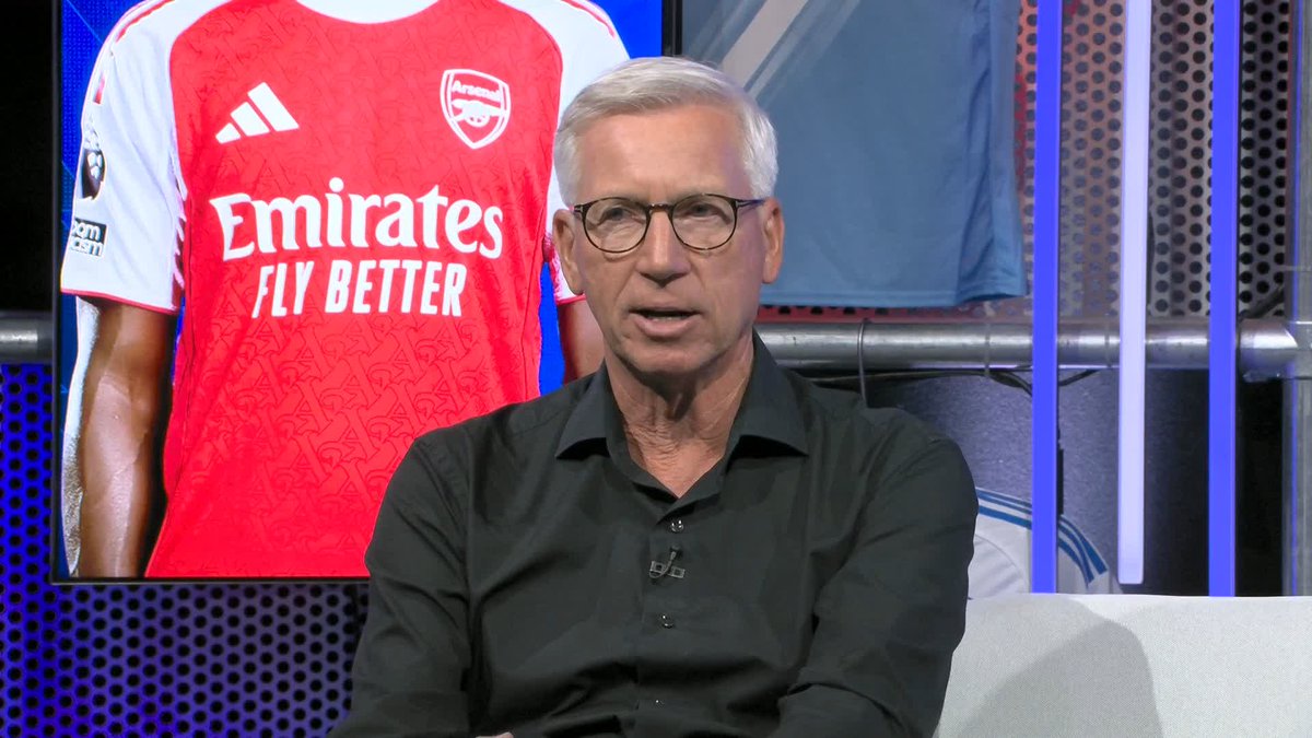 "That walk out with the jeans and the shirt on was just terrific..." Alan Pardew on Arsenal’s unveiling of Eberechi Eze at the Emirates 🔴