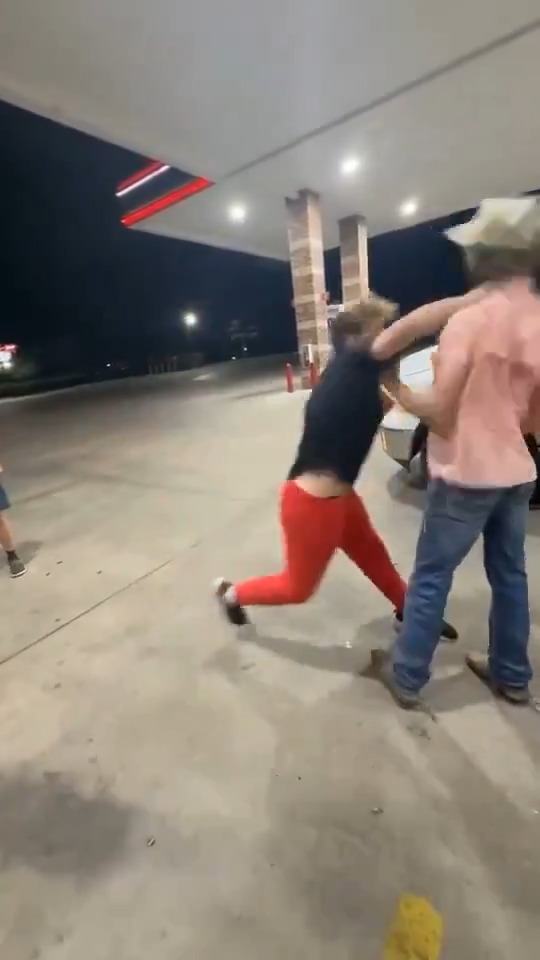 Solid gas station scrap here. Kid in the red pants very likely has some actual training - you don't see untrained people landing head kicks like that in real life otherwise 🦵🏽 #GasStation #legkick #fight #TransitionalSpaces #fair #crime #FAFO #learning