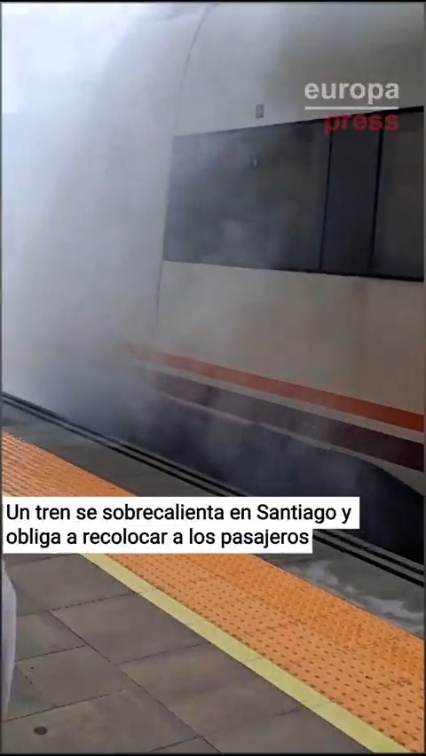 Un tren procedente de A Coruña se sobrecalienta en Santiago y obliga a recolocar a los pasajeros en el siguiente disponible