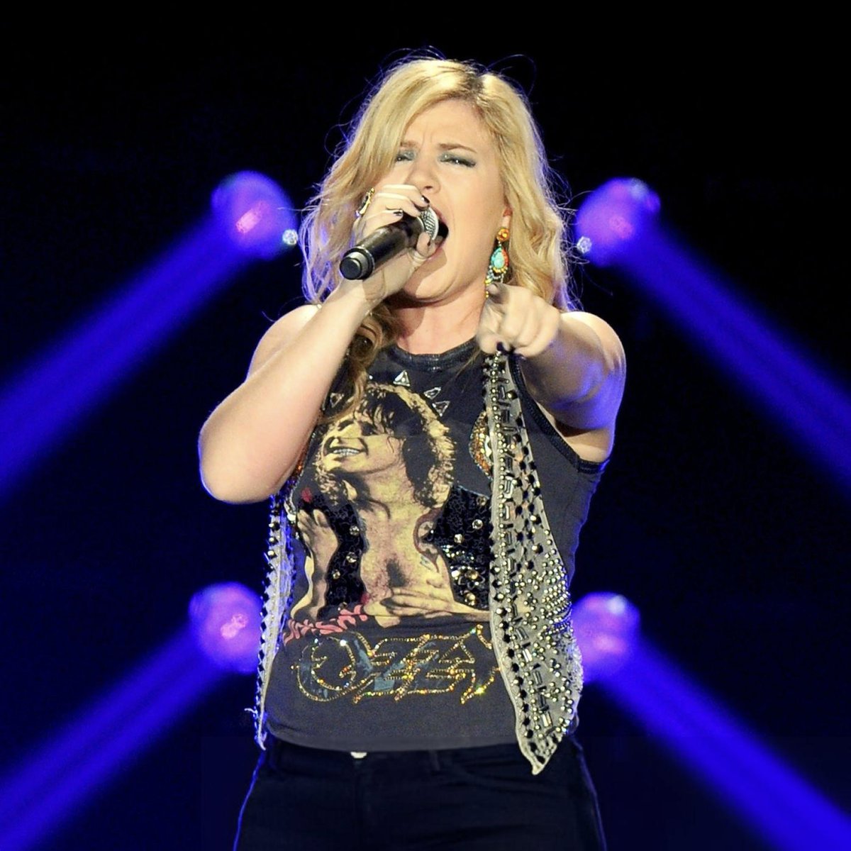 Kelly Clarkson is one of the few people who can actually slay an Adele song, the passion and vocals are INSANE 😭