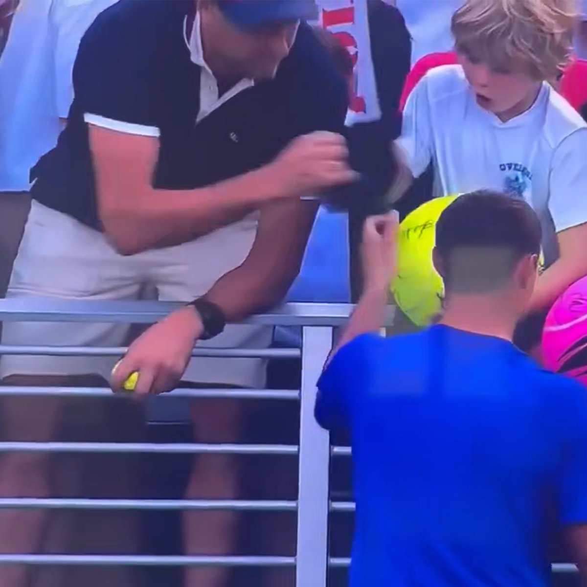 🧢Un hincha arrebata una gorra que tenista iba regalar a un niño Un aficionado arrebató la gorra que el tenista polaco Kamil Majchrzak decidió regalar a un niño mientras firmaba autógrafos. La situación desató la ira e indignación en las redes sociales.