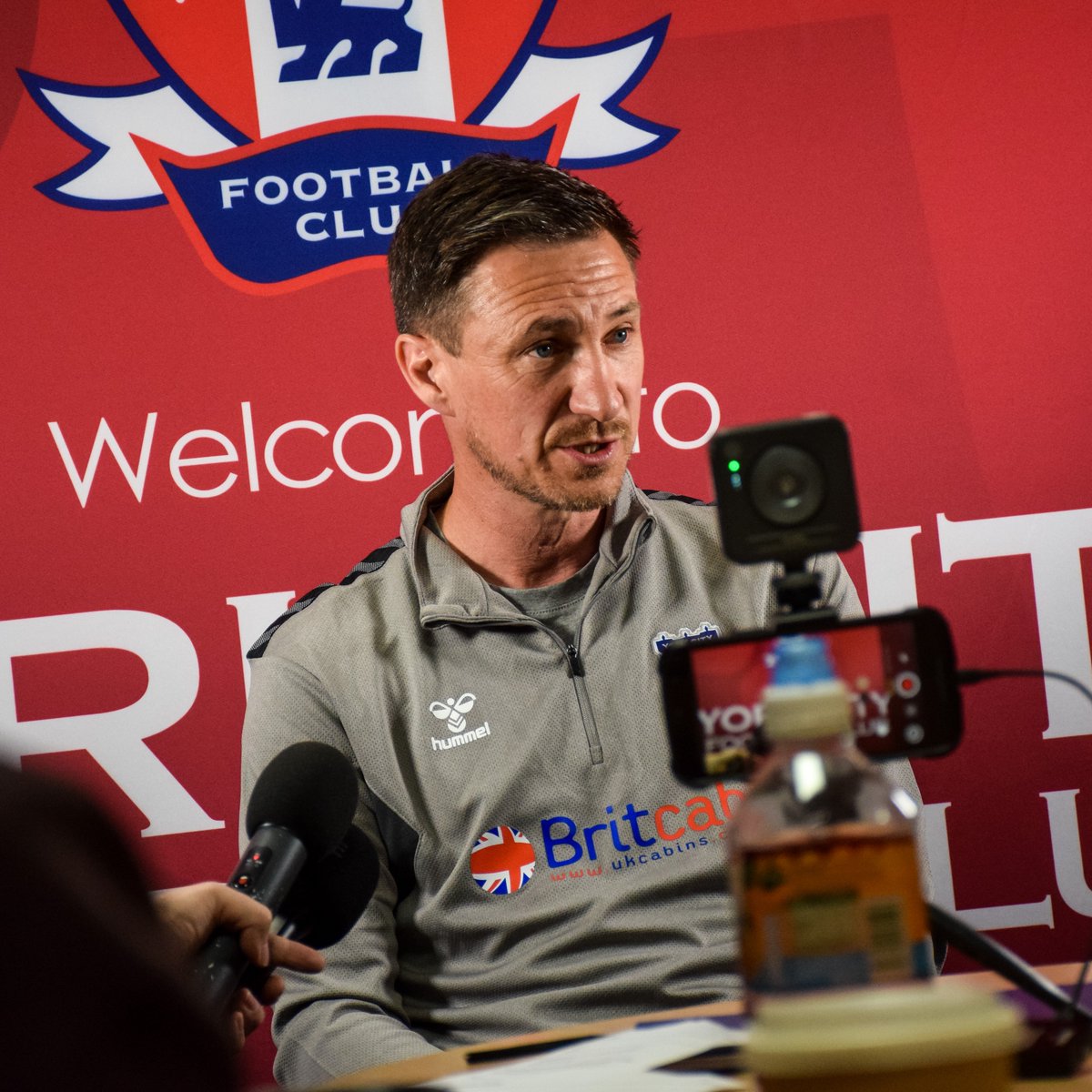 💬 "I believe it is a football club that has the right structure to go through the leagues." Stuart Maynard conducted his first interview as York City manager earlier today. 🎙️ Listen in full ➡️ #YCFC 🔴🔵