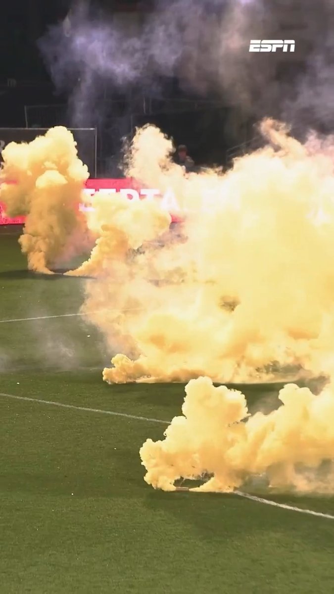 Bizar: gele rookbommen op het veld gegooid bij Jong PSV - Jong AZ… ℹ️ Het duel is tijdelijk stilgelegd. #jpsjaz