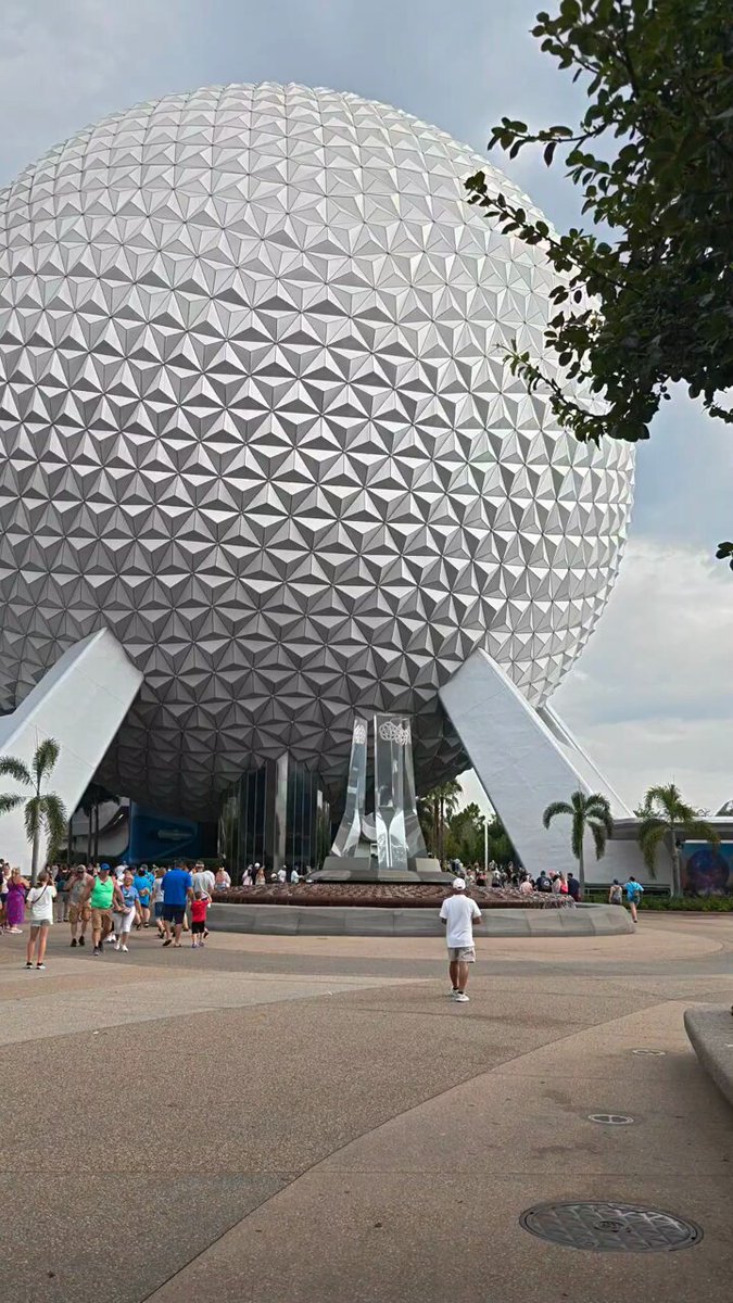 No music right now at EPCOT due to the resort-wide power surge at Walt Disney World. Eerie. 🎥: DisneyWorldTom