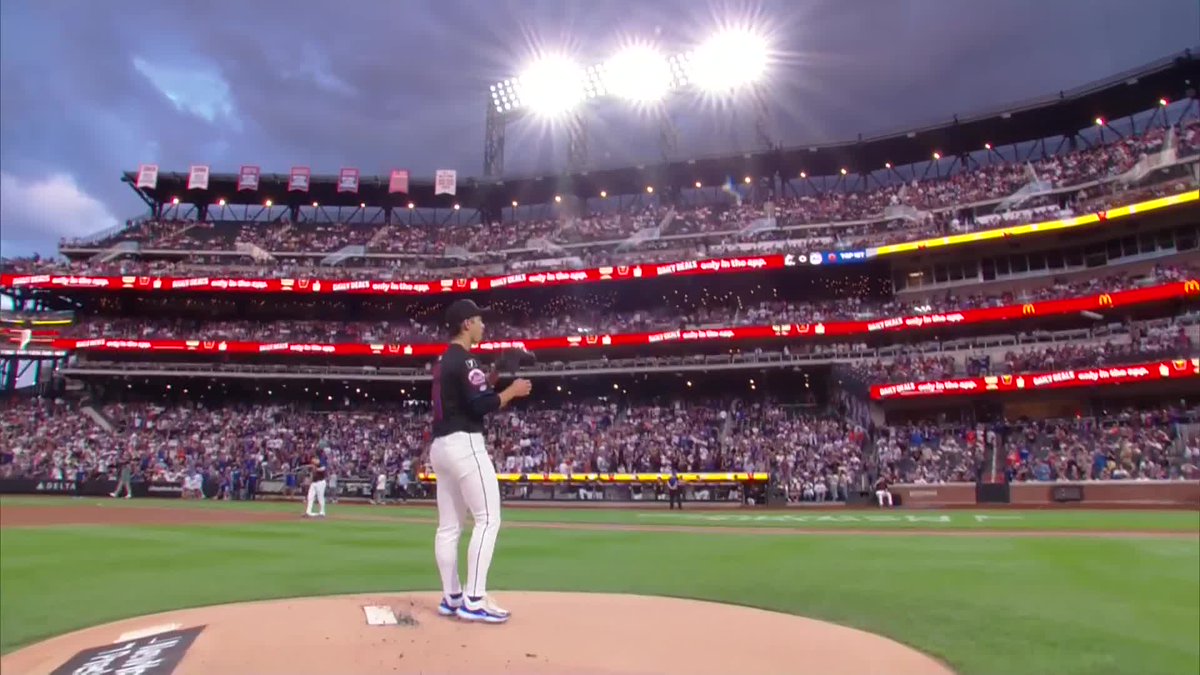 Canadian Jonah Tong had some elite warmup music before his MLB debut. 🇨🇦 (via: SNY)
