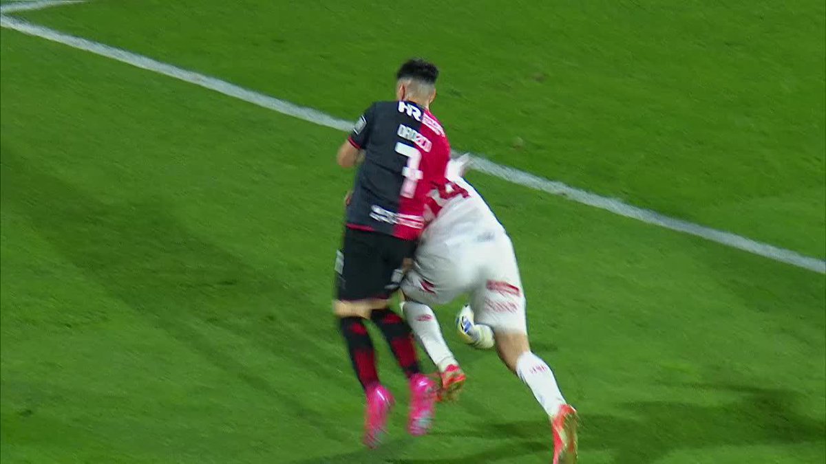 UNA JUGADA QUE DESATÓ MUCHO ENOJO EN NEWELL´S: Mastrángeo no cobró infracción a favor de la Lepra ante Barracas Central en una de las últimas jugadas del partido. ¿Te pareció falta?
