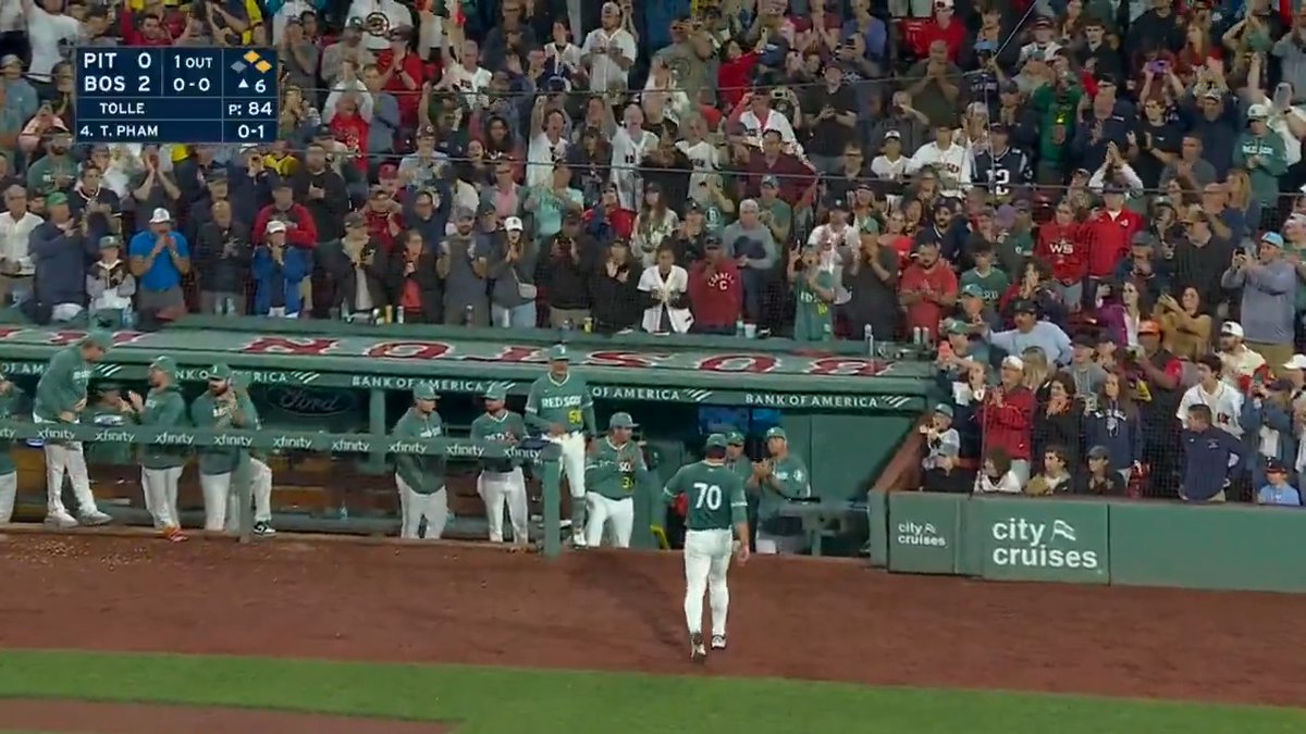 Payton Tolle gets a standing ovation after a fantastic Major League debut at Fenway Park 🔥