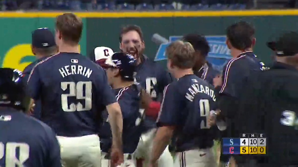 Steven Kwan gets the job done as the Cleveland Guardians walk it off against the Mariners 😤