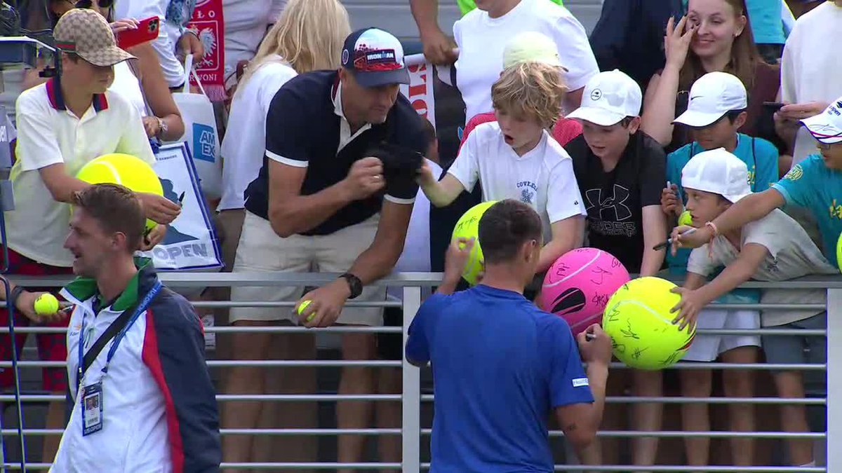 ¡PÉSIMA ACTITUD POR UNA GORRA! 👎 Al final del partido, 🇵🇱 Majchrzak le dio su gorra a un niño, pero un espectador se la quitó y se la guardó. 👀 📺 Mirá nuestros partidos del #USOpen en Disney+ Plan Premium.