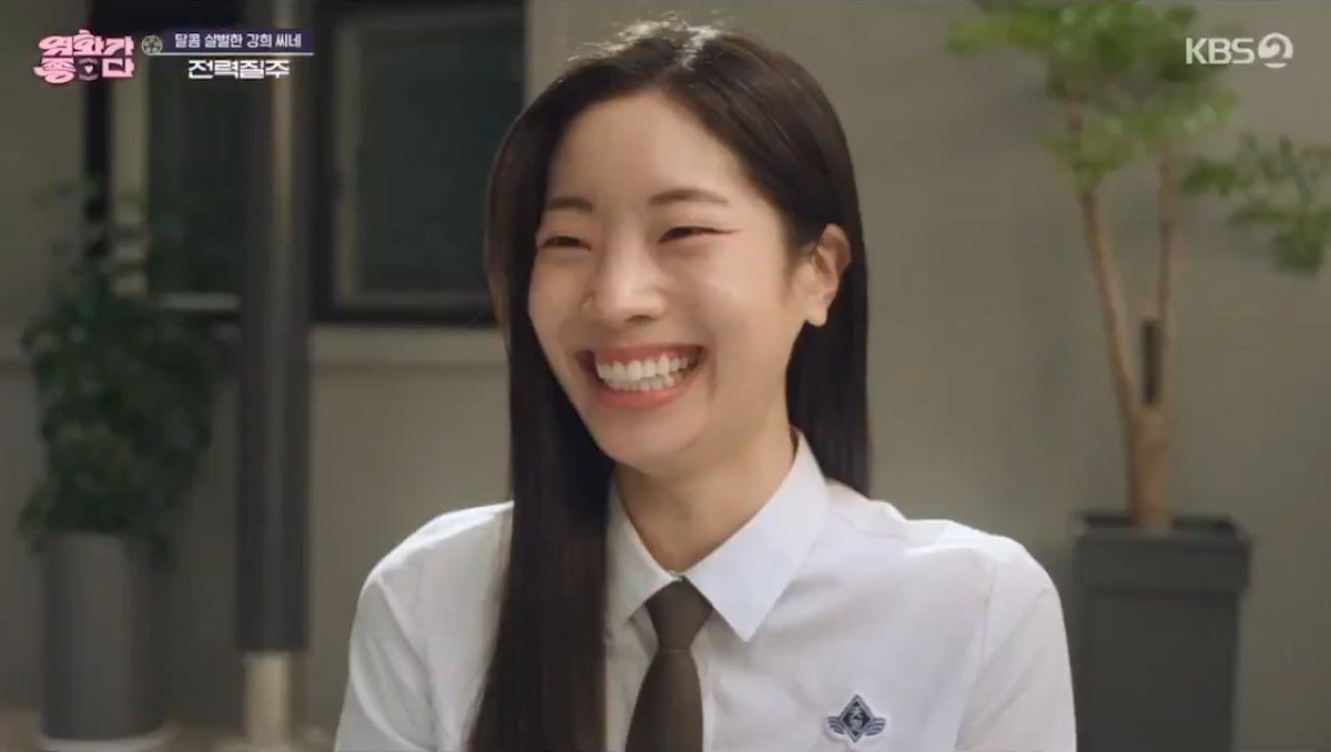 Dahyun stealing the bread and her laugh after 😭
