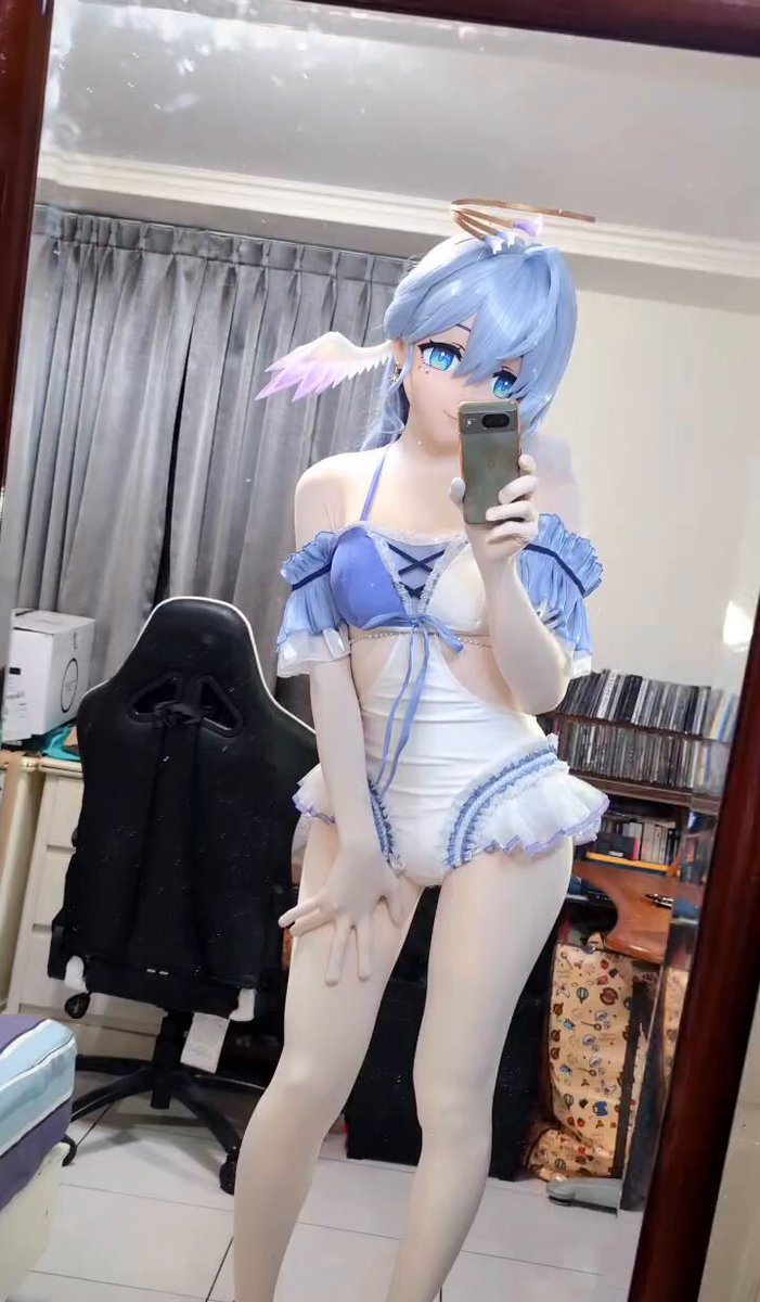 等好久的泳裝終於到了>< 好想跟知更鳥小姐去玩水 🥺