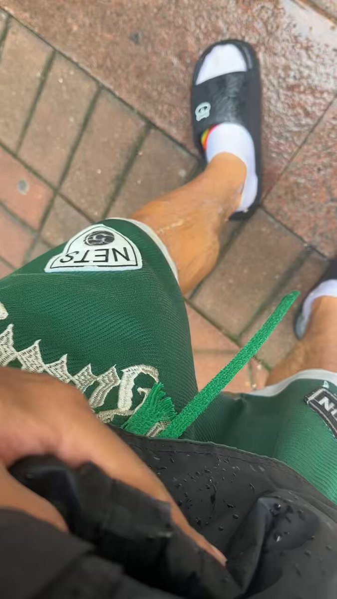 外卖奇遇记！有一单送到大学门口，前面有个车停在路边，忽然从窗户里丢出这个瓶子，是那种大瓶子，大半瓶，应该是憋了很久，停在路边估计是在往瓶子里尿！于是我立马上前，从窗户里看到是个壮熊，还挺好看，立马回头捡了起来，还是热乎的，摇了摇泡沫很多。确定是尿！于是立马闷了，意淫，硬了一路！