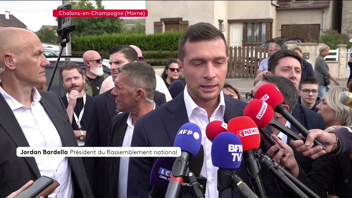 🔴🗣 "Quand il y a une crise, il faut trouver une solution", déclare Jordan Bardella, en déplacement à Châlons-en-Champagne qui appelle à "se tourner vers les Français". #franceinfo #canal16
