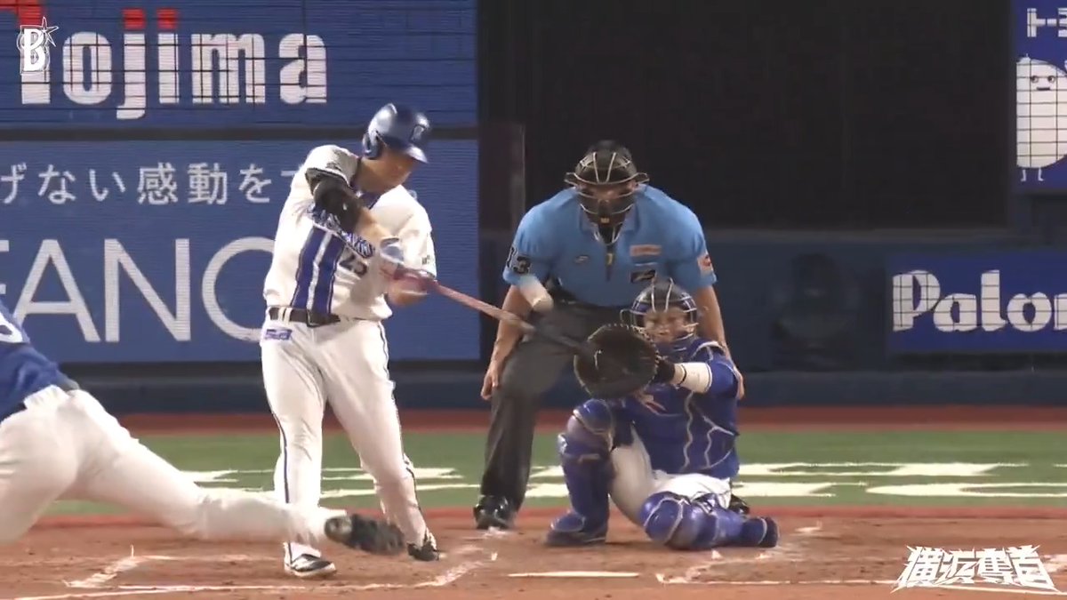 1打席目のリプレイを見ているのか👀‼️ #筒香嘉智 選手の2打席連続となるソロホームランでベイスターズが勝ち越し🎆🌈 3回裏 DB 3 - 2 D #横浜奪首 #baystars