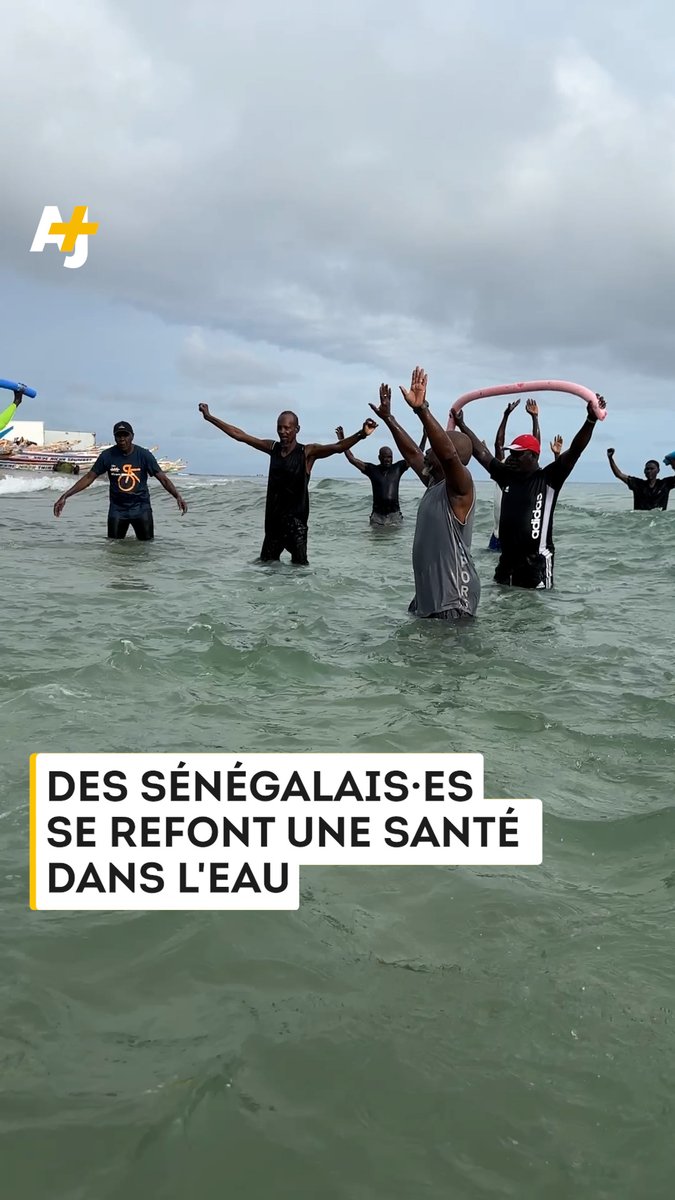Des retraité·es médecins, pompiers ou maître-nageur, proposent des séances d’aquagym gratuites aux personnes qui en ont besoin sur une plage de Dakar, au Sénégal.