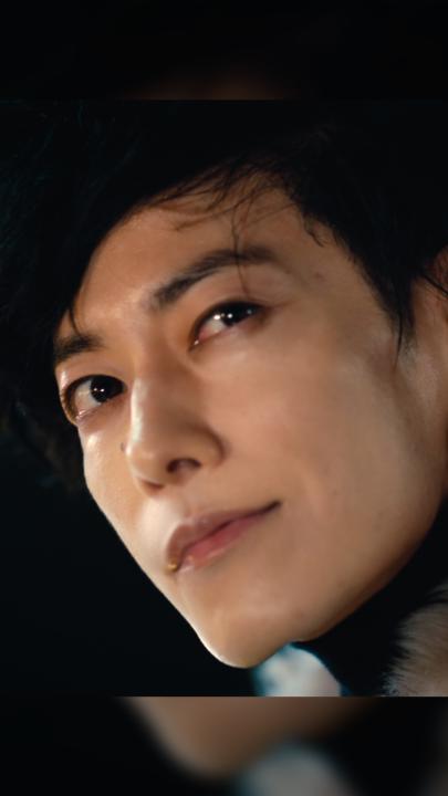 思わずツッコミたくなるような天才アーティスト・藤谷直季（佐藤健）が起こす行動😂 あなたのお気に入りシーンを教えて👀 ◆大雨の中セッションし、雷に打たれる ◆朱音を助けに船で登場 ◆曲作りに没頭しすぎて移動は台車 ◆キスしながら歌う #グラスハート #GlassHeart