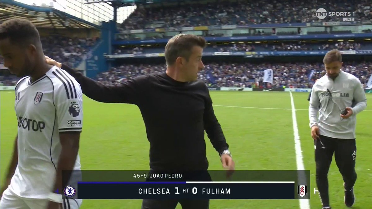 Marco Silva waited for referee Rob Jones at half-time after a controversial VAR call. 📺 TNT Sports &amp; discovery+ UK