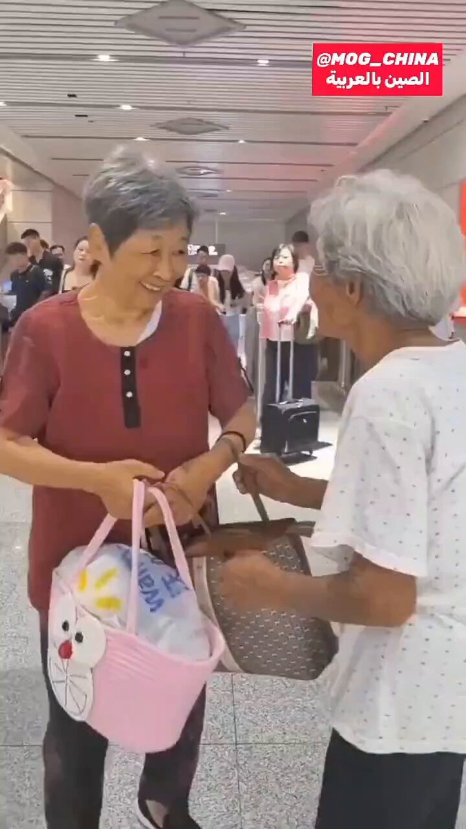🇨🇳 🔴غير عادي أم تبلغ من العمر 108 أعوام تذهب إلى محطة القطار لاستقبال ابنتها البالغة 78 عاماً ،وعندما رأت الابنة أمها ركضت نحوها... طالما الوالدان موجودان، فالحياة لا تزال لها جذورها! ❤️
