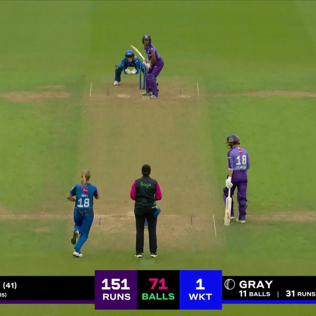 The moment Davina Perrin scored 1️⃣0️⃣0️⃣ runs. Watched on by her family and a packed The Kia Oval 💜 #TheHundredEliminator