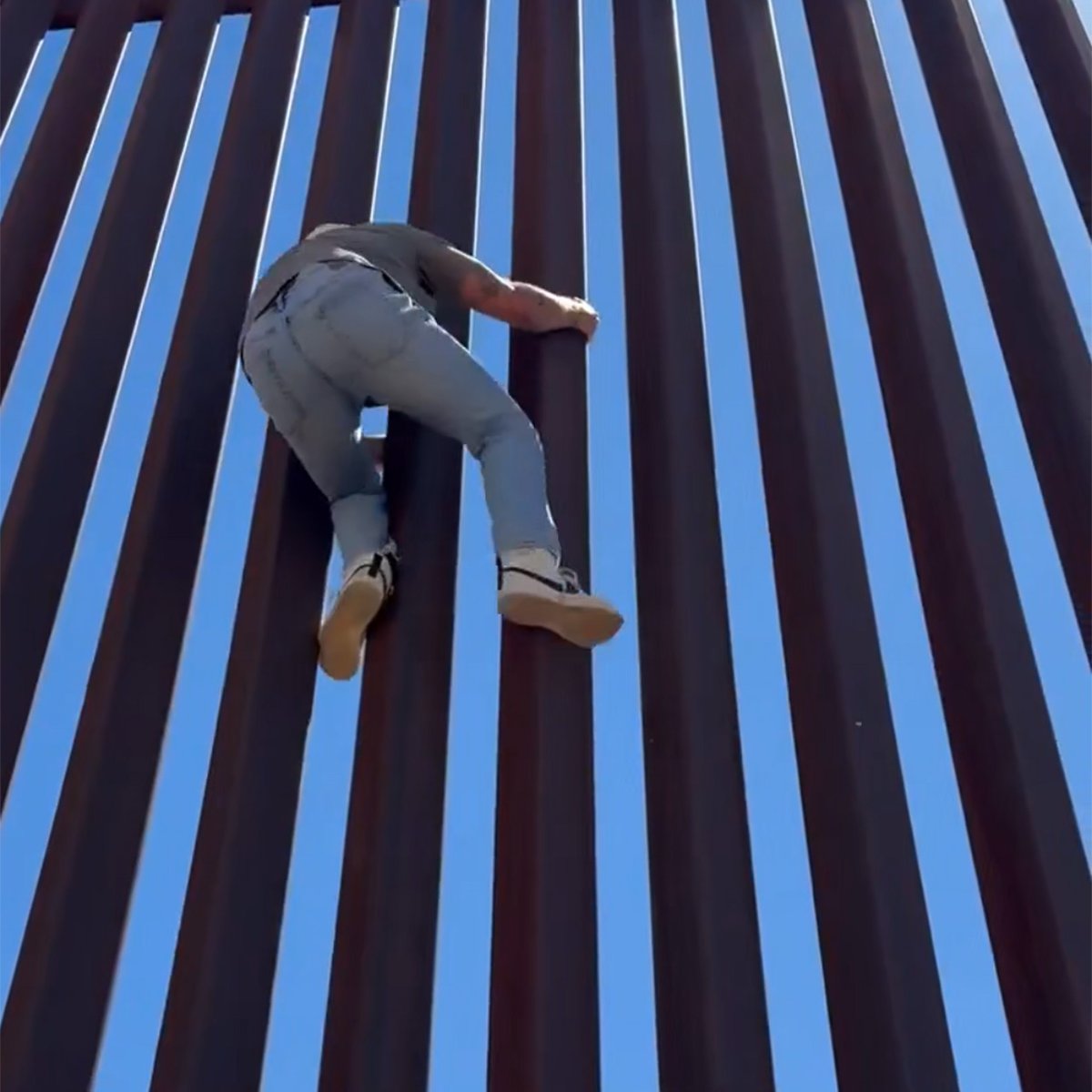 👀Pone a prueba el muro fronterizo pintado de negro Un 'influencer' de EE.UU. se propuso probar si la medida de la Administración Trump de pintar el muro fronterizo con México de negro para dificultar que la gente lo escale es real.