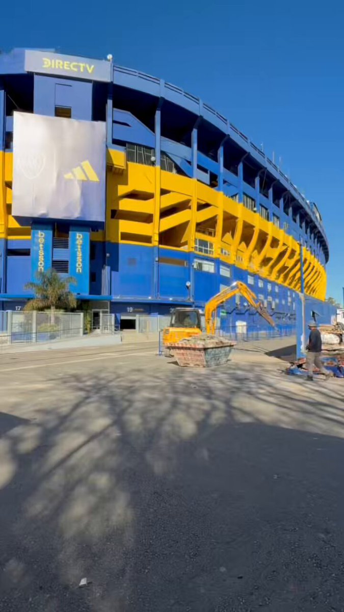 🚧 Avanzamos con las obras en el nuevo estacionamiento techado. Dejamos atrás el muro deteriorado de un espacio en desuso para dar paso a la nueva etapa de construcción de un cerramiento moderno, con control de ingreso digital y barreras, luminarias y cámaras de seguridad.