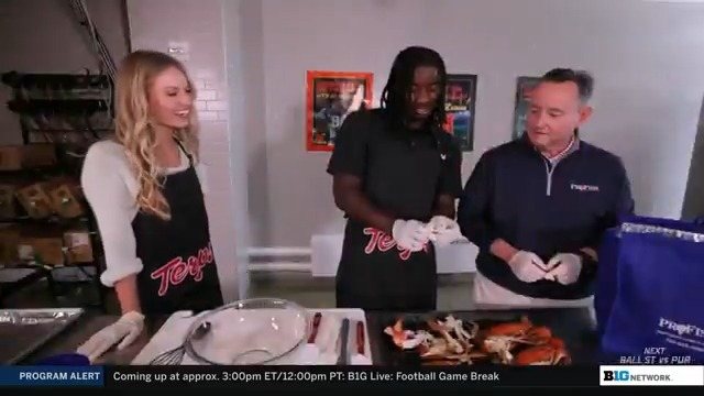Crab cakes and football! 🦀 Maryland Football DB Gavin Edwards joins Camryn Irwin to whip up some of the Maryland delicacy 👨‍🍳
