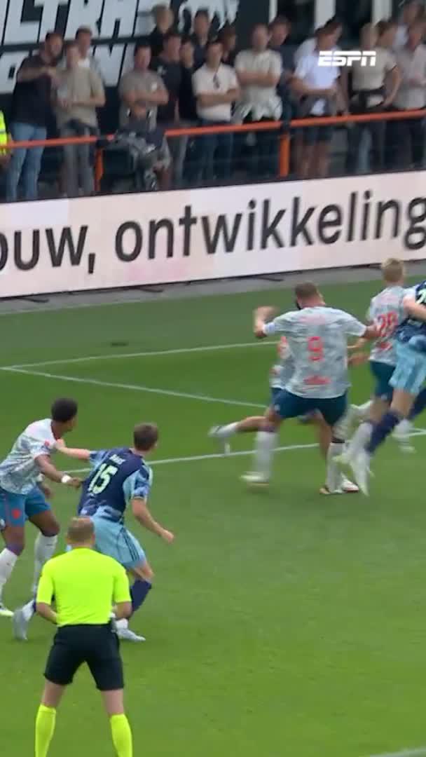 Volendam-defensie ziet Ko Itakura over het hoofd, die de gelijkmaker tegen de touwen werkt 👏🇯🇵 #volaja