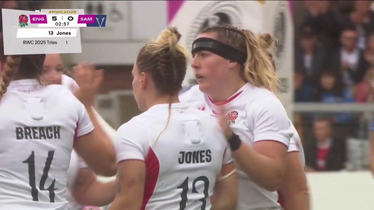 Meg Jones finds a gap and gets England's first try early doors!