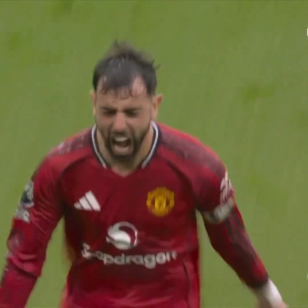 A LATE PENALTY IS AWARDED, AND BRUNO FERNANDES WINS IT FOR MANCHESTER UNITED FROM THE SPOT! 😤