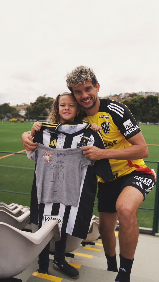 O encontro aconteceu! 🥰🥺 Gabizinha visitou a Cidade do Galo, conheceu o seu ídolo e recebeu um presente que ficará marcado na memória! 🖤🤍