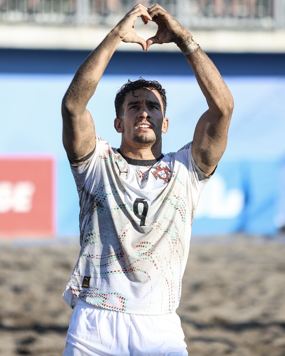 Saudades de golos de bicicleta? 🚲 𝗧𝗘𝗠𝗢𝗦! ❤️‍🔥🇵🇹 🎥 sport tv #FazHistória | #BeachSoccer