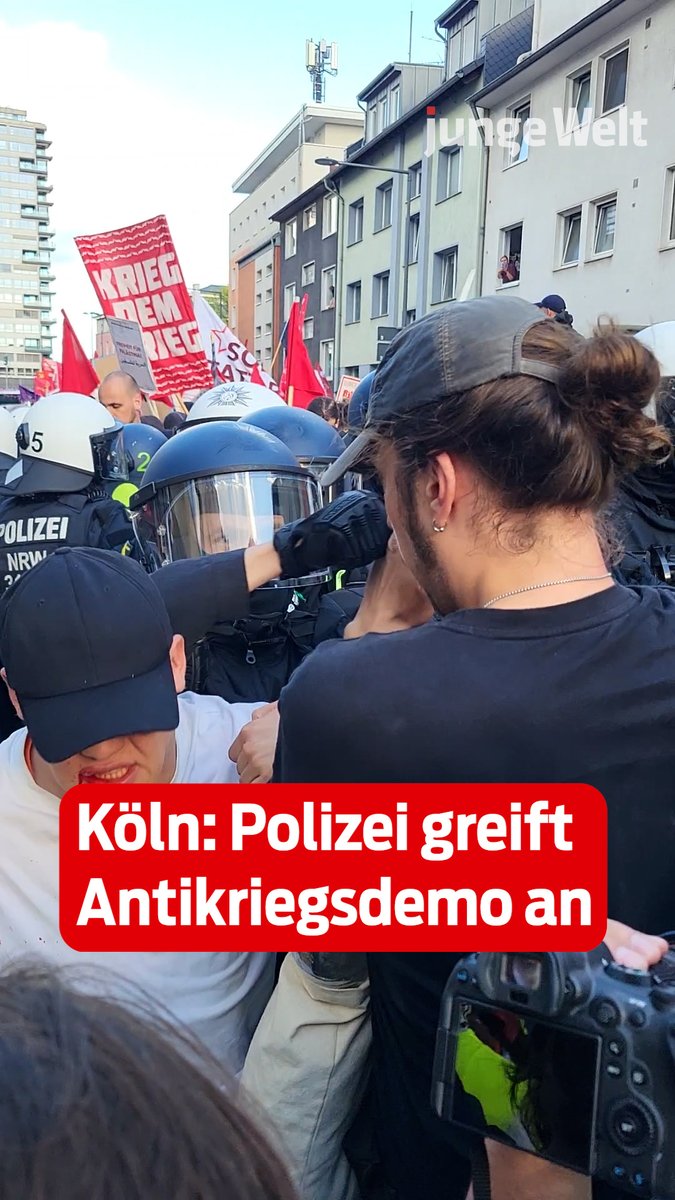 Die Polizei hat gerade die Demonstration des Antikriegsbündnisses »Rheinmetall entwaffnen« RHEINMETALL ENTWAFFNEN in Köln angegriffen. Die Repressionskräfte gingen auch gewaltsam gegen die parlamentarische Beobachterin Lizzy Schubert (Die Linke) vor.