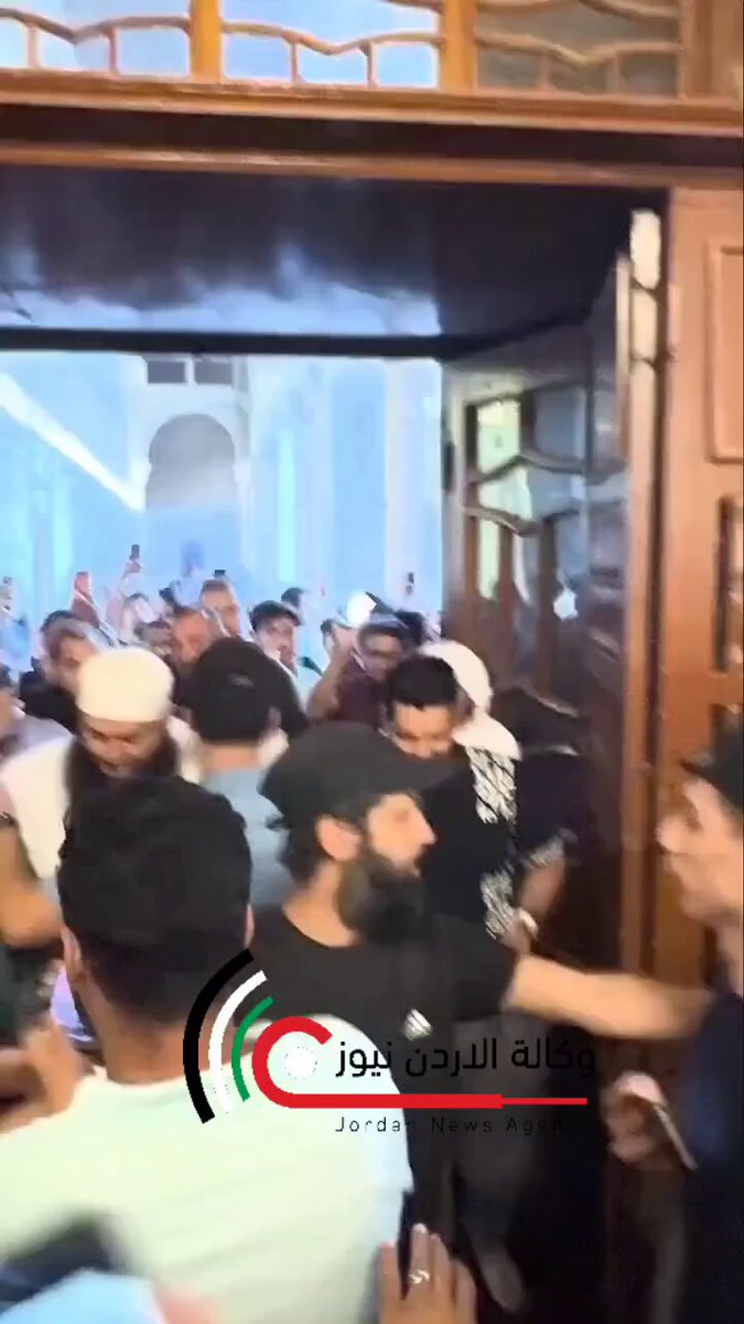 اغلبهم اطفال احداث سن الي مستقبلينهم واعطاء الشخص فوق قيمته هذا جهل شخص مثل هذا يرافقه ثلة من التافهين وصناع المحتوى الساخر وهو منهم. لا يوجد شخص صاحب علم خصوصا بالدين يستغل علمه بالإعلانات والأستفادة المادية . شعوب عالبركة تعظم اي شخص وتعتبره قائد للأمه منظر يخزي الصراحة .