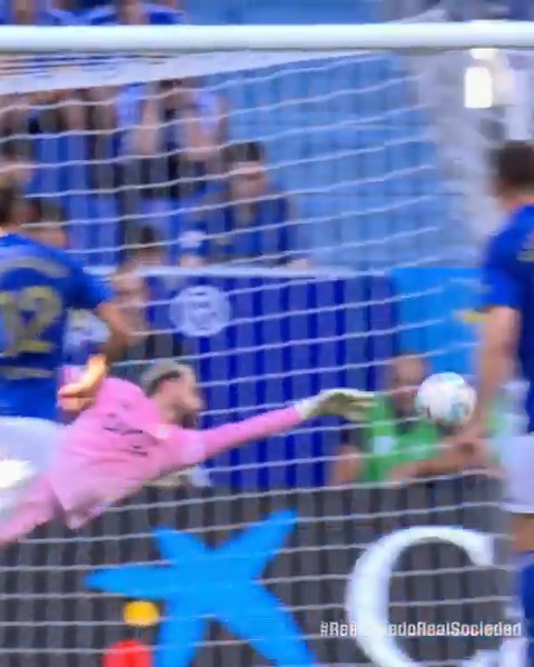 🔝 ¡QUÉ '𝐄𝐒𝐂𝐀𝐍𝐃𝐄𝐋𝐋'O de parada! 🔝 🧤💙 ¡El guardameta del Real Oviedo evita que se mueva el marcador en el #RealOviedoRealSociedad! #LALIGAEASPORTS | #LALIGAHighlights | #VUELVELALIGA