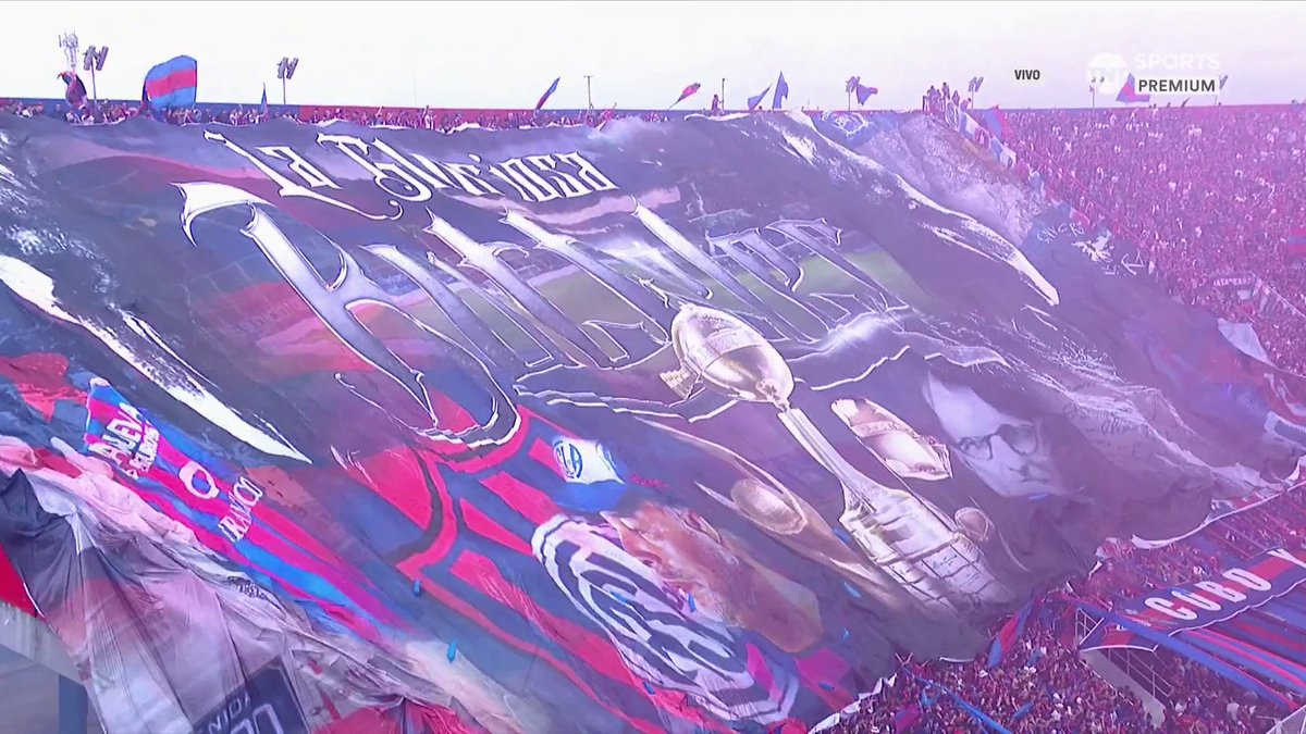 🏟🎉 Impactante recibimiento de la hinchada de San Lorenzo en el clásico de barrio ante Huracán.