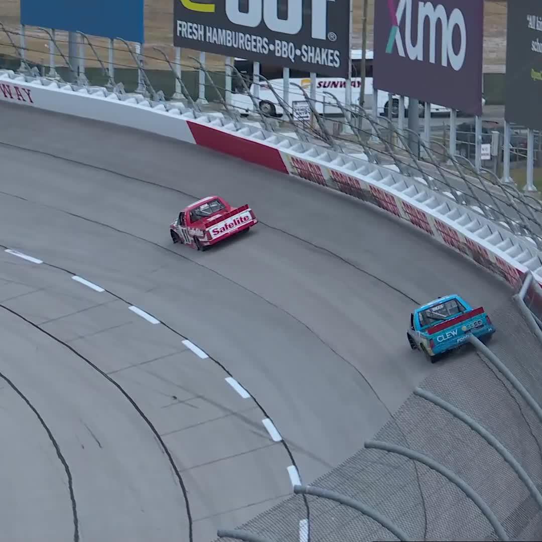 Problems all over the track! Layne Riggs 🇺🇸 slows from the lead, and then Kaden Honeycutt spins on the frontstretch!