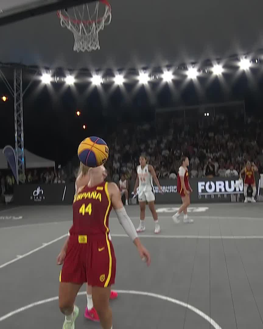 🔥 ¡Victoria en la prórroga! Con esta canasta de Vega Gimeno, España se lleva el triunfo ante Países Bajos y pasa a la final del #3x3WSDebrecen
