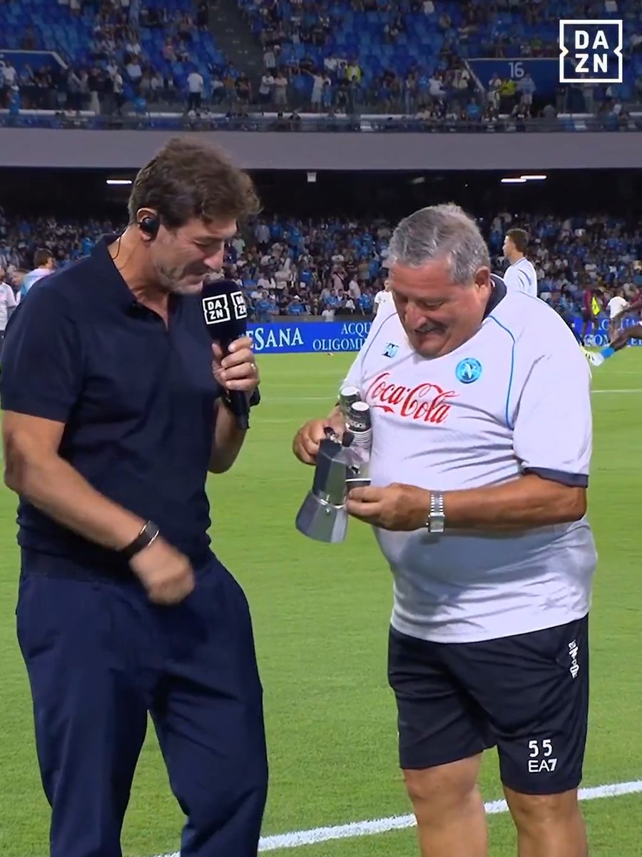 Al Maradona non può mancare Tommaso Starace con il suo caffè ☕ Sarà presente allo stadio per tutte le gare casalinghe del Napoli 💙 #NapoliCagliari #SerieAEnilive #DAZN