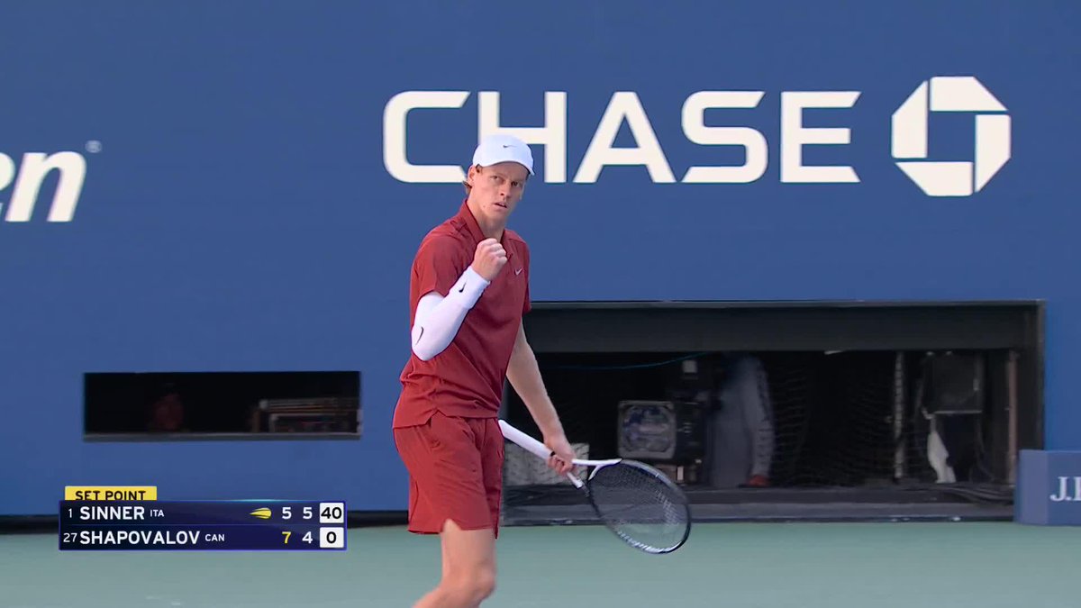 One set apiece on Ashe! Jannik Sinner takes the second set 6-4 from Shapovalov.