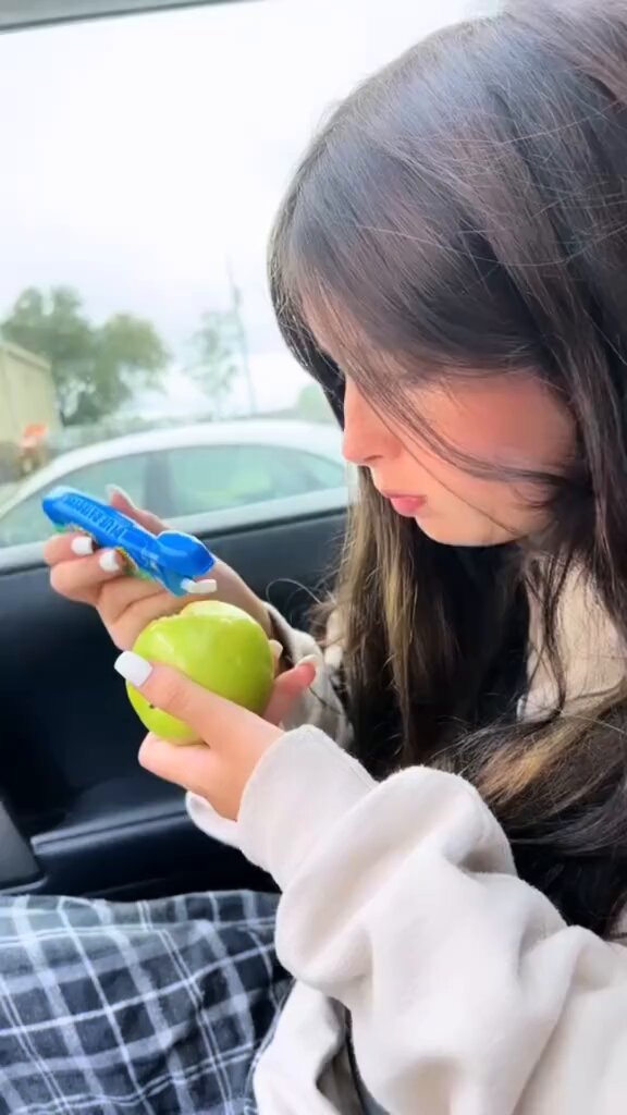 هذه وحده بنتها حملت بالغلط وهي بعمر ال١٥ سنة خلتها تكمل دراستها وحياتها وهي الي اخذت مسوولية ولدها الولد صار يناديهم الاثنين (ماما)