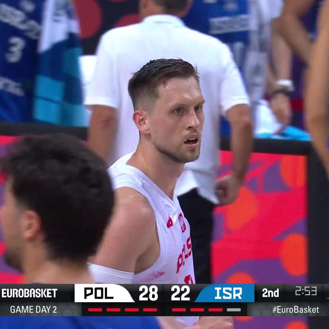 Just listen... 🔊 This duo knows how to fire up the crowd! 😳 #EuroBasket x KoszKadra