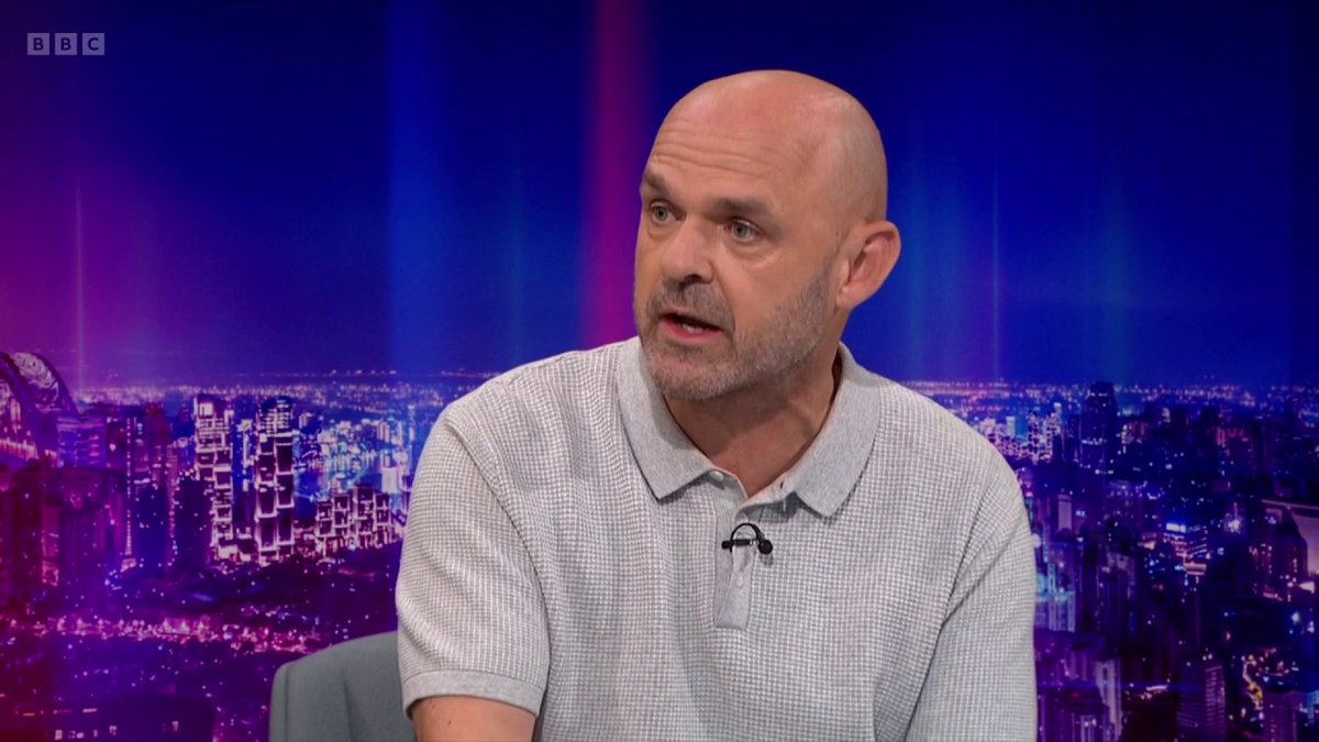 "The easiest one of the lot, they took the longest to sort out and they got it wrong!" Danny Murphy on the "strange" officiating at Chelsea v Fulham. #MOTD