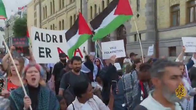 المتظاهرون نددوا بما اعتبروه تقاعسا من الحكومات الأوروبية عن التعامل مع ما يقولون إنها جرائم إبادة جماعية ترتكبها إسرائيل بحق الفلسطينيين.. مظاهرات في العاصمة النرويجية أوسلو للمطالبة بإنهاء الحرب الإسرائيلية على #غزة | تقرير: محمد المدهون #الأخبار #حرب_غزة