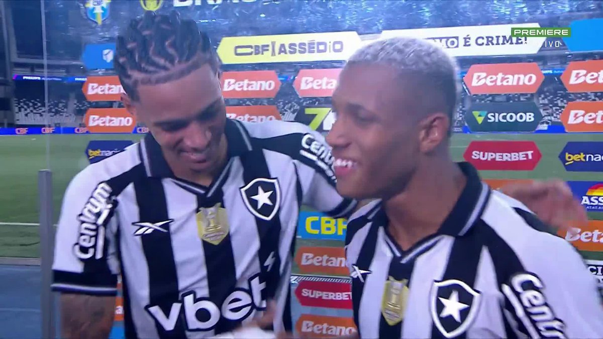 A dupla Newton e Danilo comentando sobre o primeiro gol de cada um com a camisa do Botafogo.