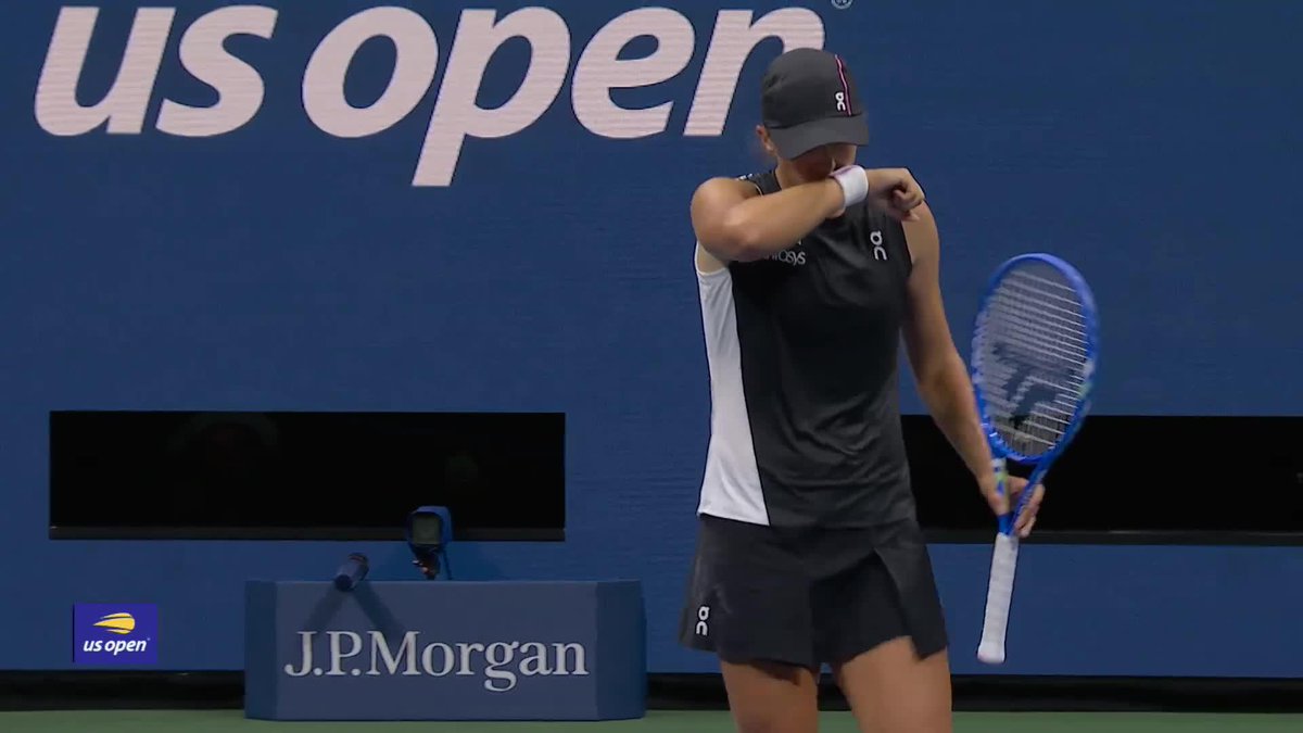 From down 1-5 to taking it in a tiebreak. Iga Swiatek gets the first set over Anna Kalinskaya.