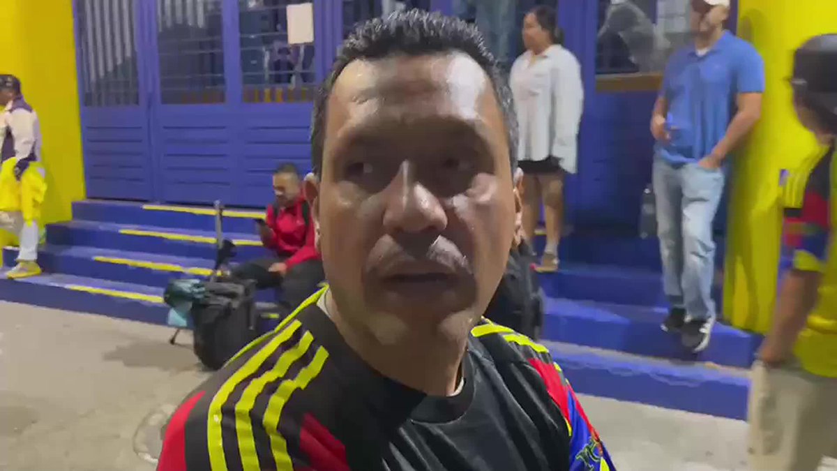 "VENIMOS OCHO PERSONAS DESDE BAJA CALIFORNIA SUR SOLO A VER EL PARTIDO" 😱 #CentralFOX | Lamentablemente estos aficionados no se enteraron del veto al Estadio Ciudad de los Deportes y, aunque vinieron desde Baja California, no podrán ver a sus Águilas. 📹: David Espinosa 🥸